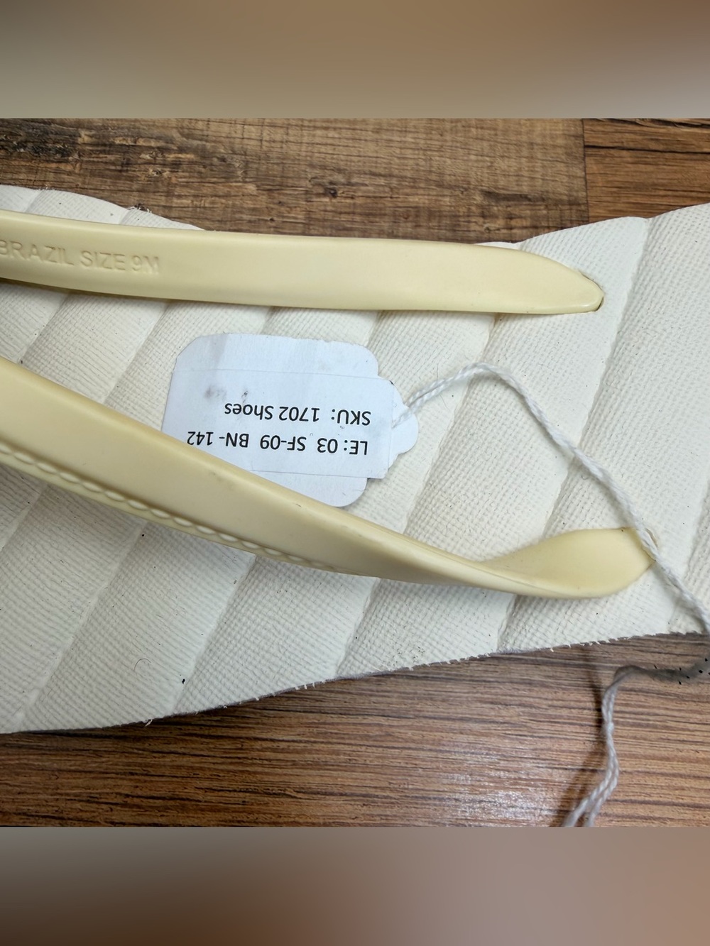 Tory Burch size 9 White and Cream Simple Flip Flop Sandals - Picture 7 of 7